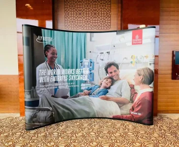 curved pop up display stand