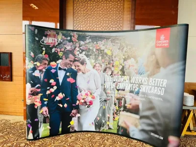 curved pop up display stand